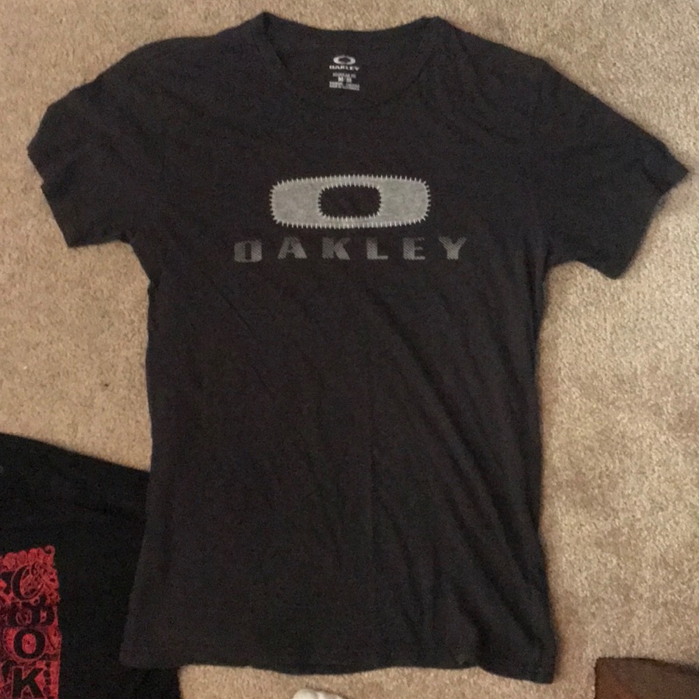 Oakley short sleeve tee size M